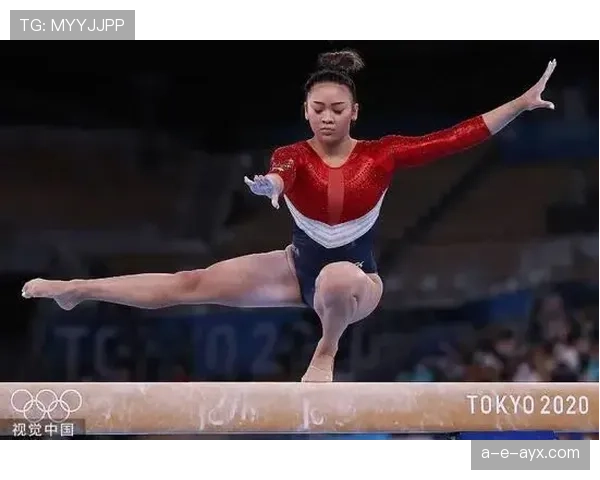 拜尔斯训练结束直接瘫沙发上，这运动员还能这么随性？