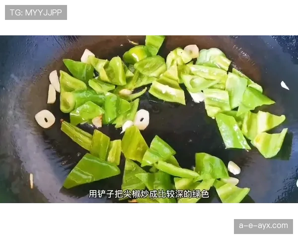 肖若腾喝蛋白粉像喝水，冰箱里塞满鸡胸肉，结果聚餐时盯着别人碗里的红烧肉咽口水